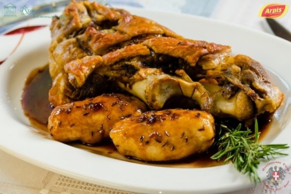 Ciolan de porc cu galuste de cartofi
