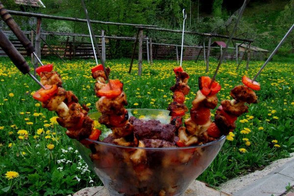 Frigarui de pui stropite cu ulei de masline si busuioc