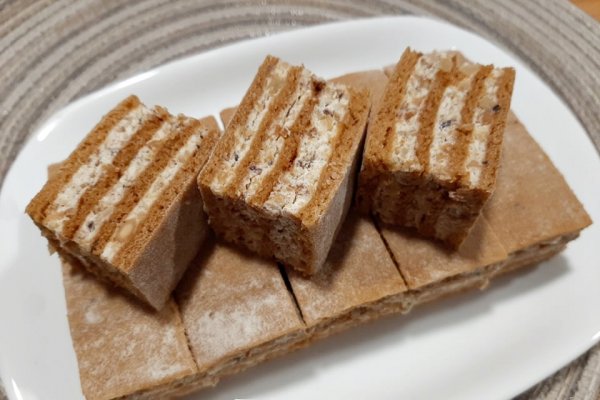 Prajitura cu foi cu miere si crema de nuci. O prajitura delicioasa, care se topeste pur si simplu in gura