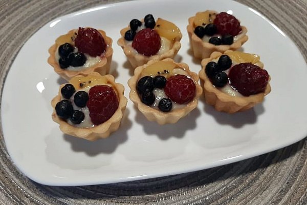 Mini tarte cu crema de vanilie si fructe
