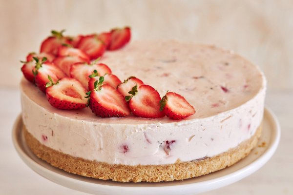 Prajitura fara coacere cu capsuni si ciocolata. Reteta usoara, rapida si delicioasa