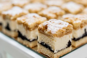 Prajitura cu aluat fraged, crema de mac si branza dulce – un desert de casa fraged si foarte gustos